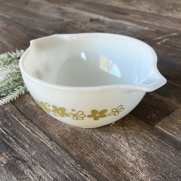 Pyrex Other - Last chance! PYREX bowl - springtime green Crazy Daisy - 1.5 pt Cinderella style